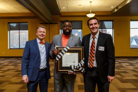 Nathaniel Carter with President Lee receiving 2023 Young Alumni Award