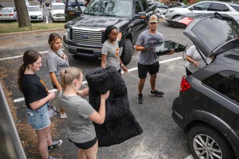 WU students help with 2025 Move-in day