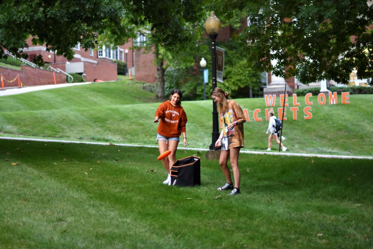 students playing with a frisbee during Welcome Days