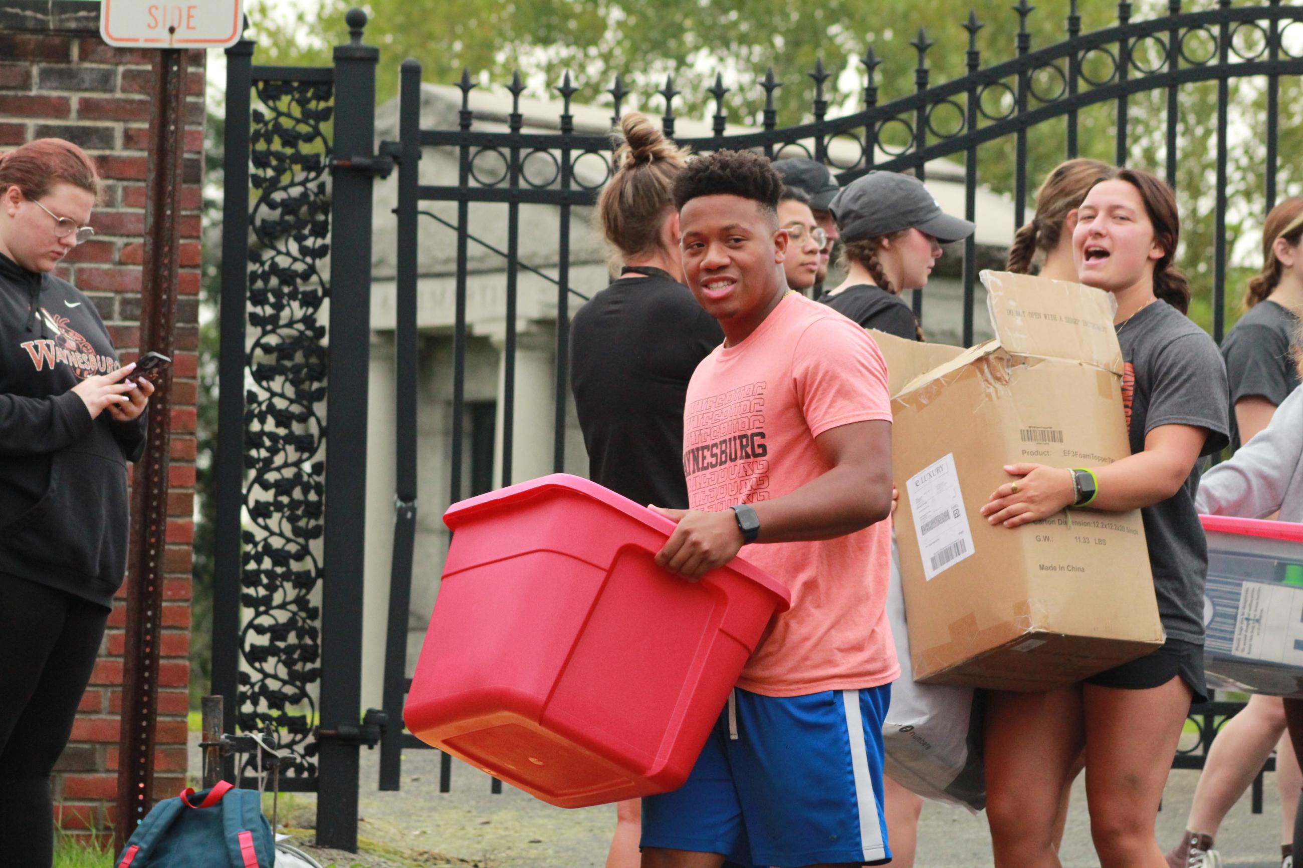 student during move in
