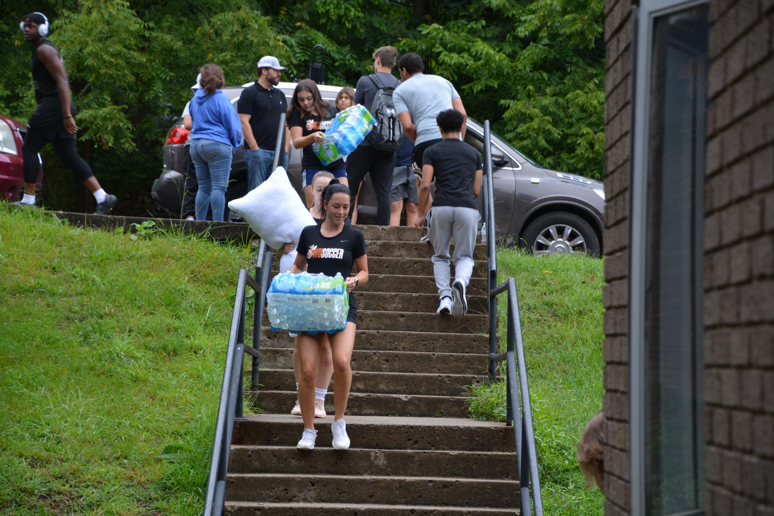 students during move in