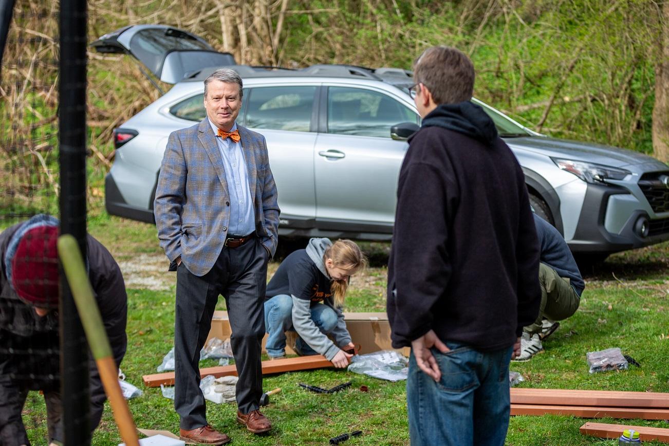 president lee visiting a service site