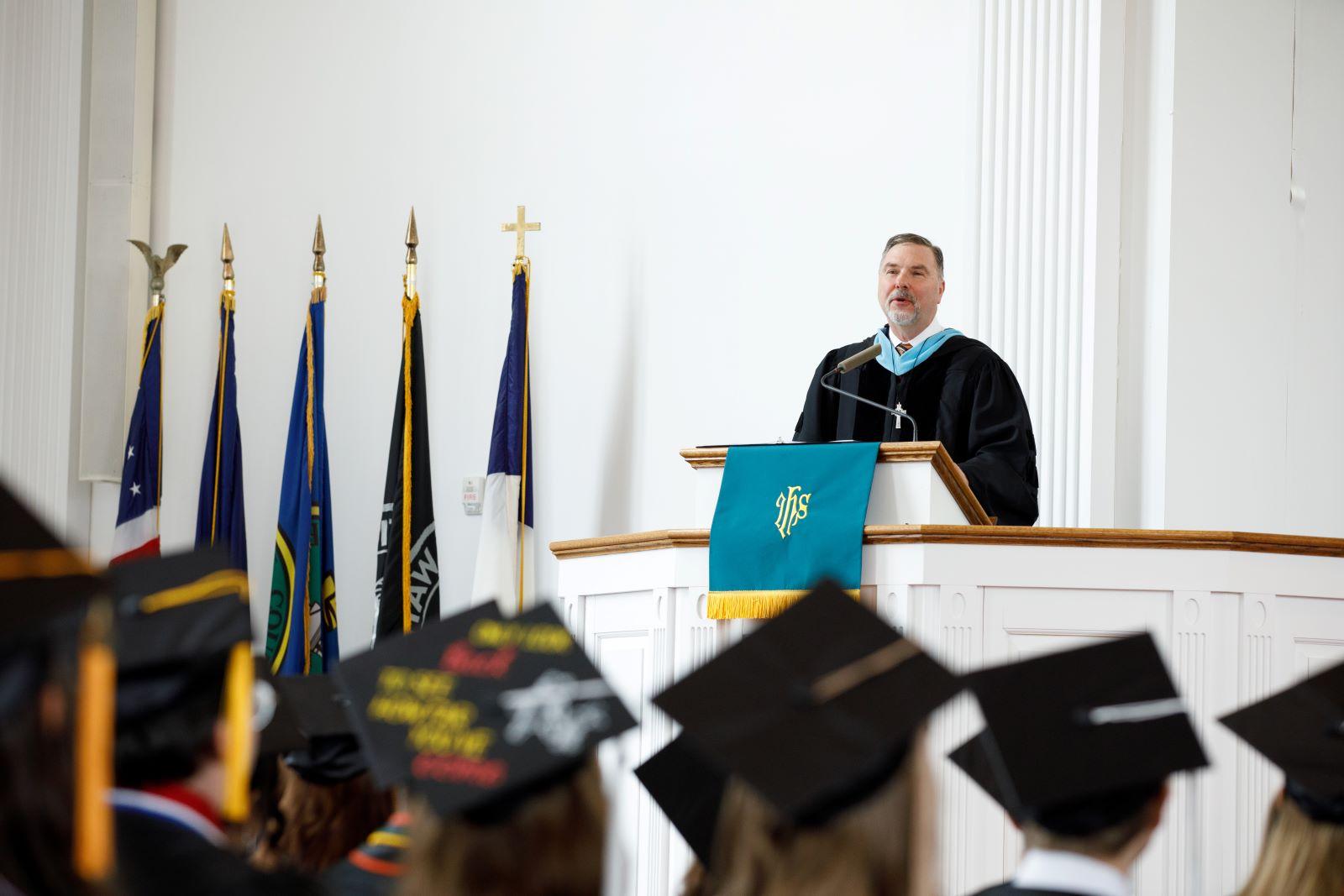 Jeffrey Arnold gives Baccalaureate address