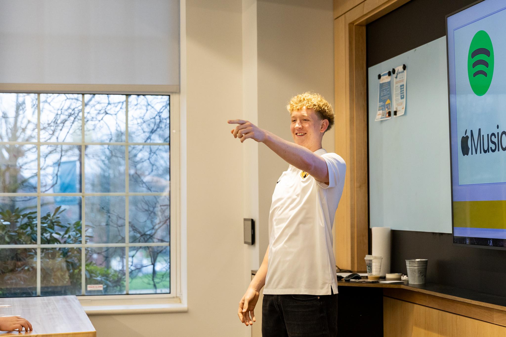 Zachary Reed leads Entrepreneurs of Tomorrow event in the eHIVE