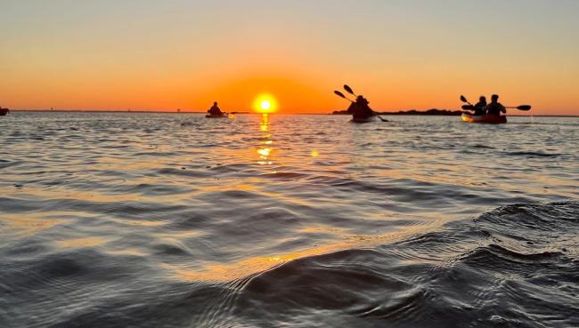 WU students kayaking during Florida service trip