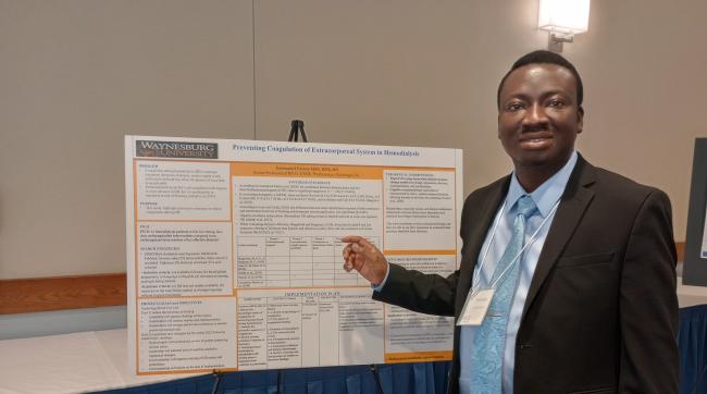 Emmanuel Fatona presenting his poster at the PHENSA event
