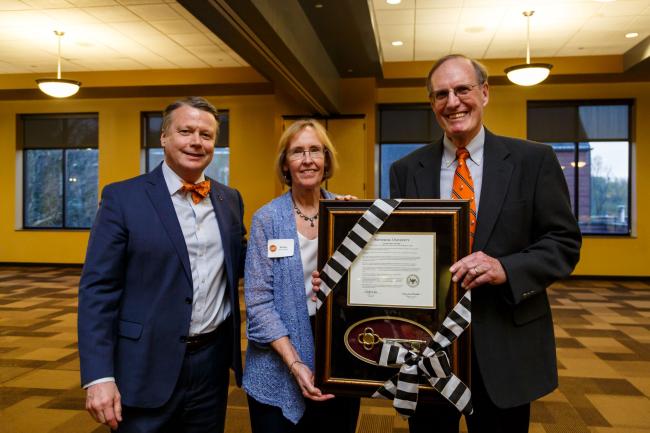 Chuck and Shirley Baily receive the Golden Key award